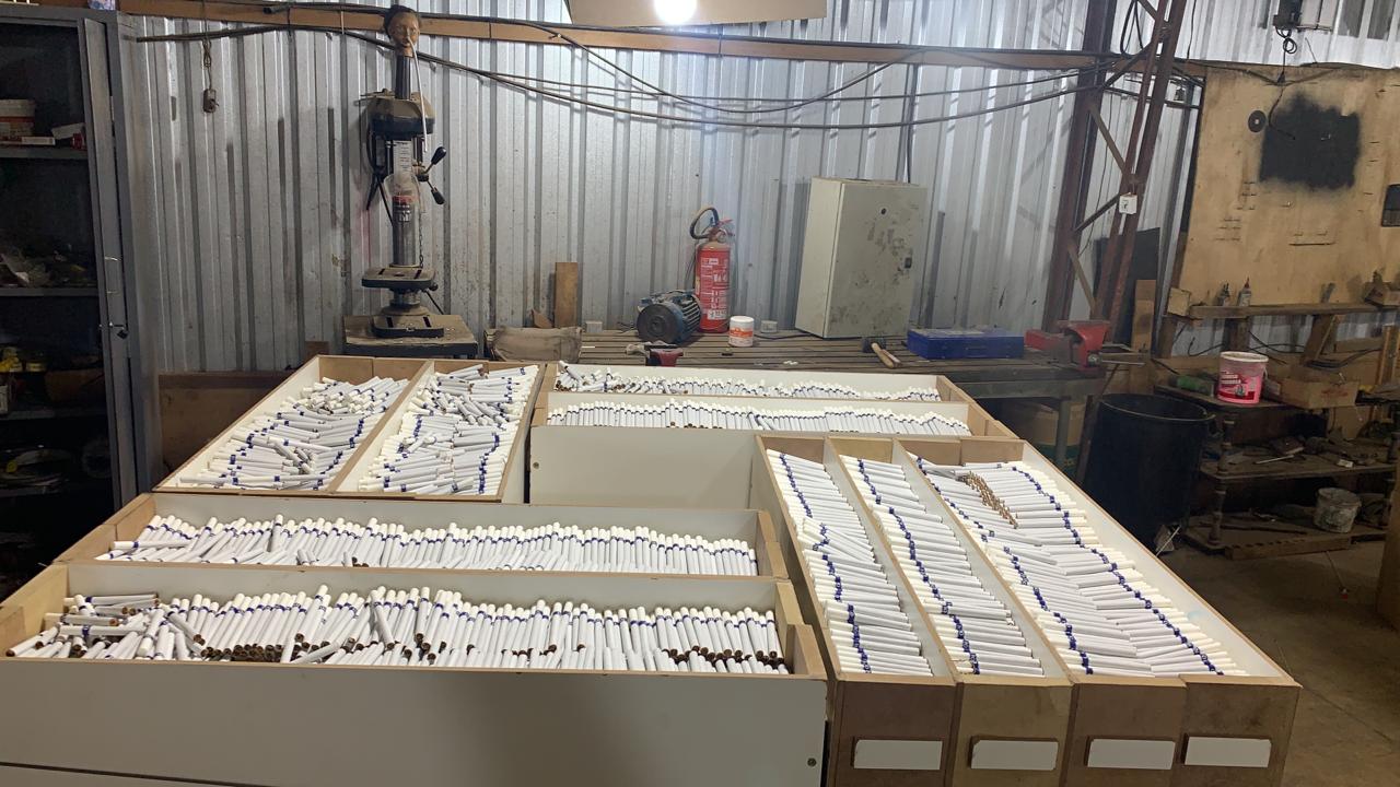 Foto 10 de 26 — Fábrica clandestina produzia milhares de cigarros por dia em Araraquara; Veja fotos